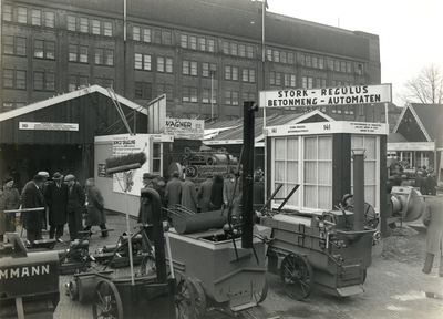 403209 Afbeelding van enkele tentoongestelde bouwmachines op het Vredenburg te Utrecht, tijdens de 30e Jaarbeurs.